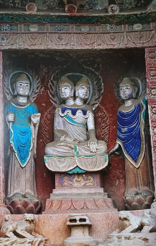 Double-headed central figure and attendants in Niche 83