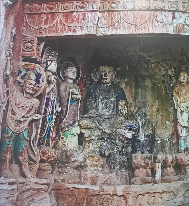 Layered figures and surviving pigment in Niche 107