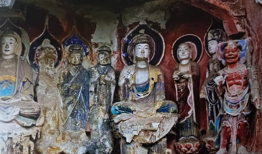 Two principal figures and attendants in Niche 107