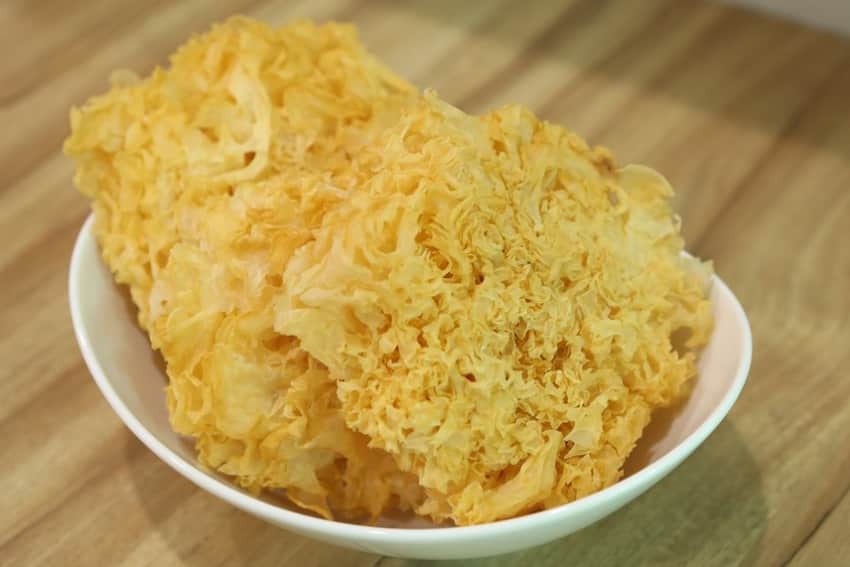Yellow-white ruffled Tremella-like product in a bowl