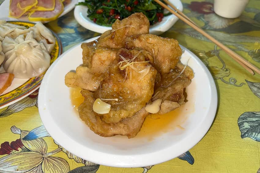 Plate of guobaorou served at Zhen Bu Tong in Changchun