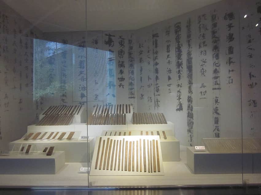 Groups of Wu-period slips in a museum display