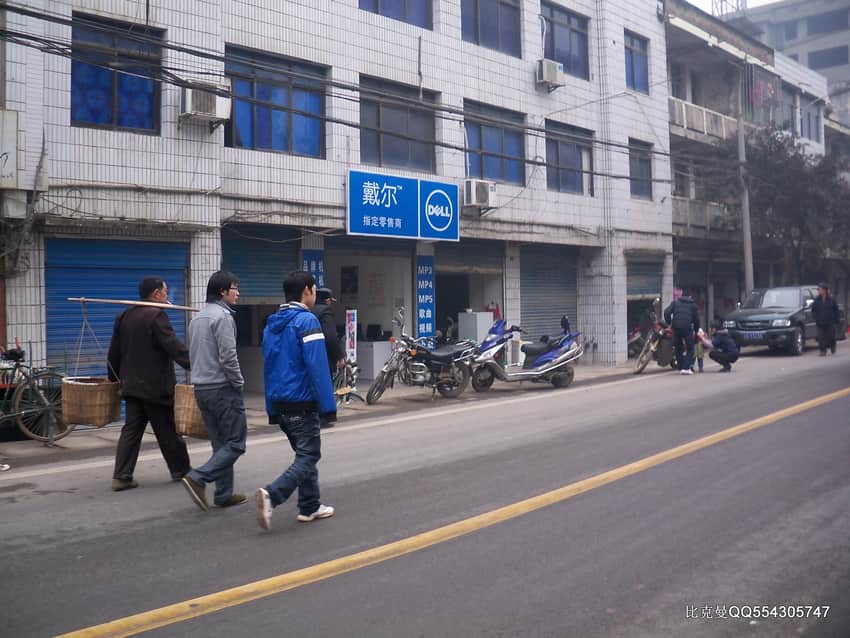 Pedestrians and small shops on a dated Dazhu county-town street