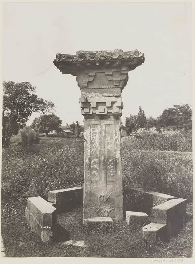 Public-domain 1914 photograph of Feng Huan Que in cultivated land
