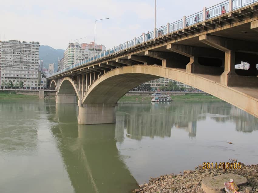 Concrete arches of Tongchuan Bridge above the Zhou River