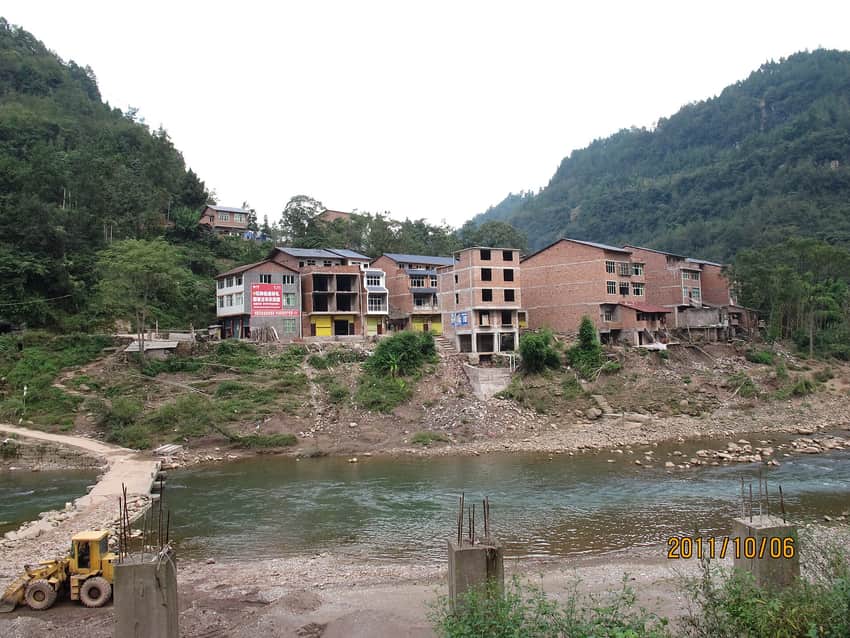 Mountain-river settlement rebuilding at Hekou after an earlier flood