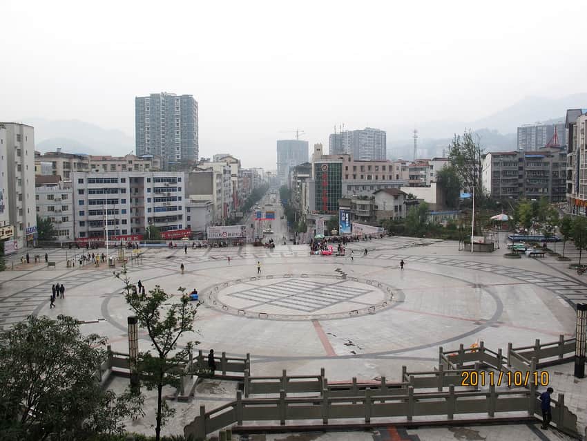 Dated panorama of Xiangqian Square and mountain-framed Wanyuan