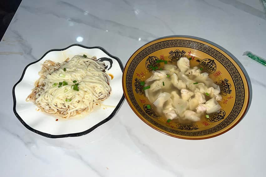 Banmian noodles and bianrou served in Jingxi Houyu, Minhou, in 2025