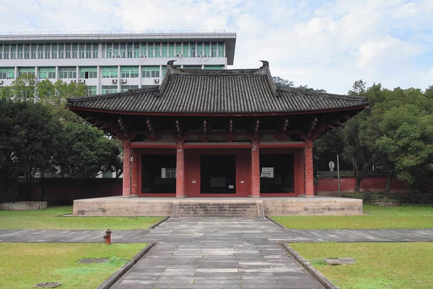 Front view of the historic timber hall at Hualin Temple in Fuzhou