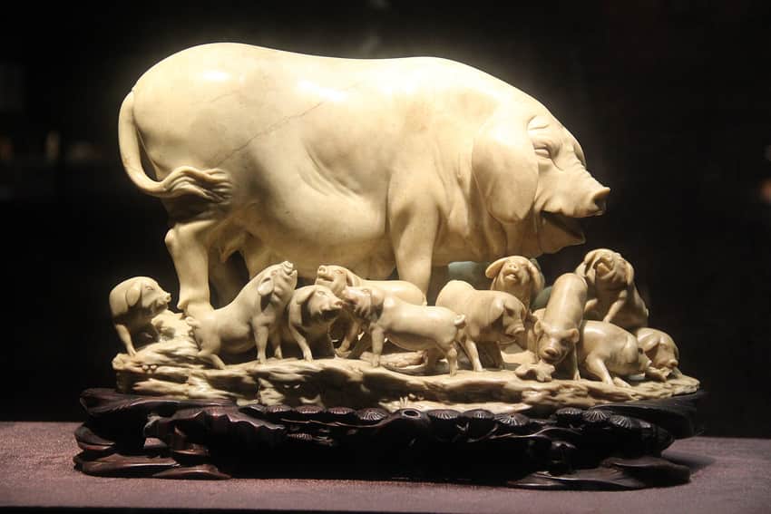 Museum photograph of a modern Shoushan-stone carving of a sow and piglets