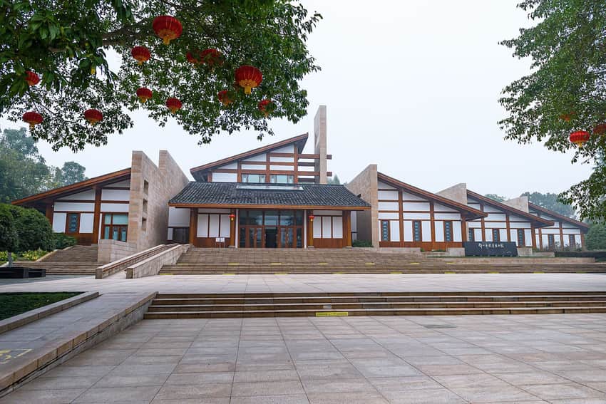 Former-residence museum exhibition hall framed by trees and lanterns
