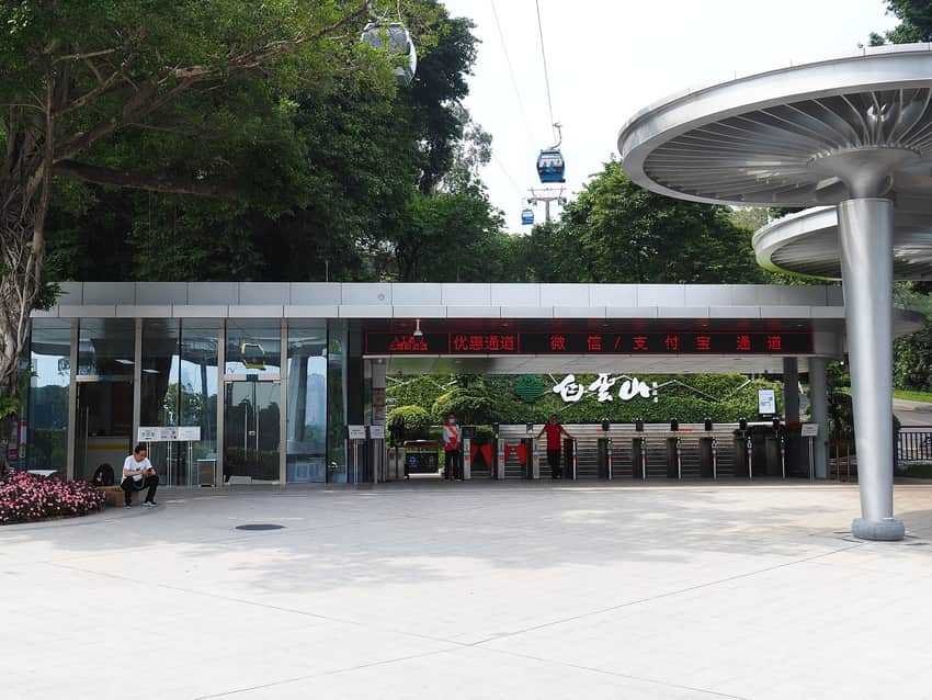 Managed entrance and cable cars at Baiyun Mountain