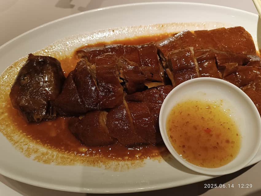 Chopped glazed roast goose with dipping sauce