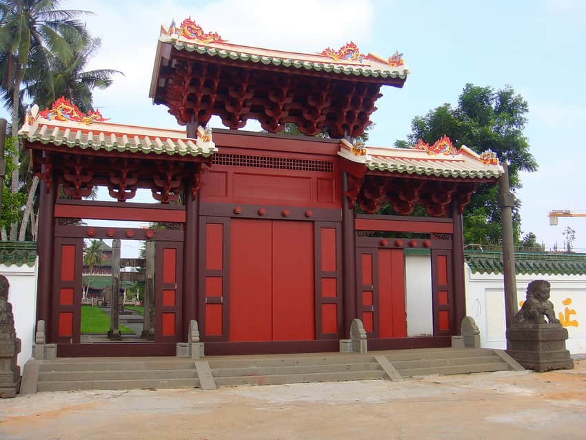 Ceremonial entrance to the Hai Rui memorial landscape