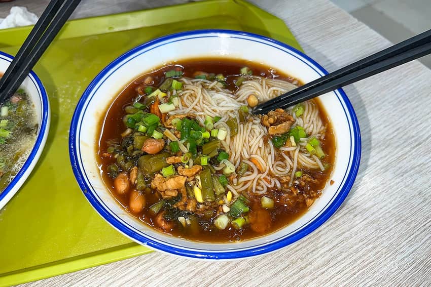 One regional Hainanfen bowl photographed outside Haikou