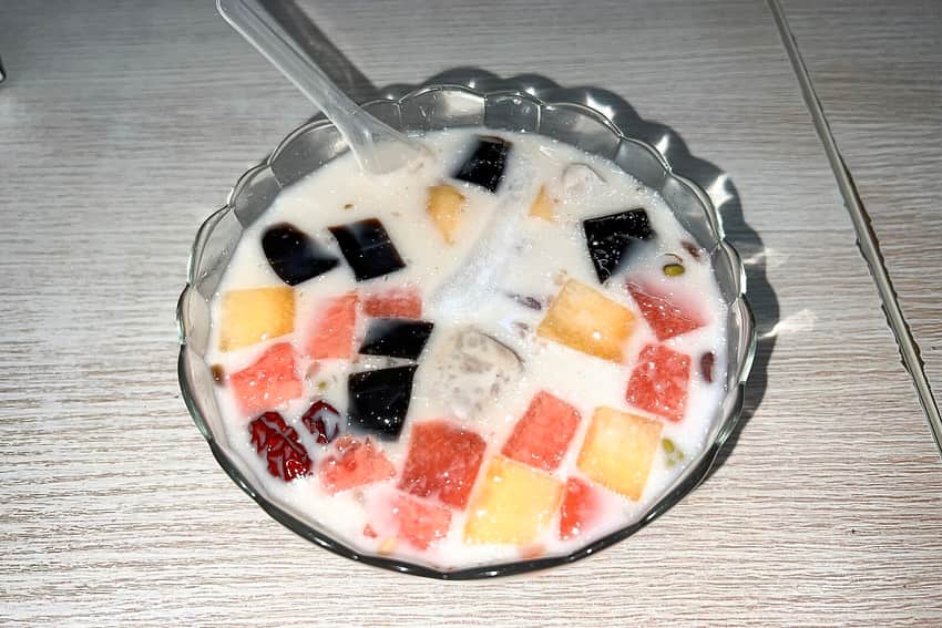 One coconut-milk qingbuliang serving photographed in Sanya