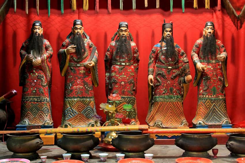 Commemorative display of the Five Officials inside Wugong Ci