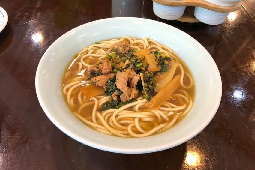 Bowl of Pian'erchuan noodles with pork, preserved greens and bamboo shoots