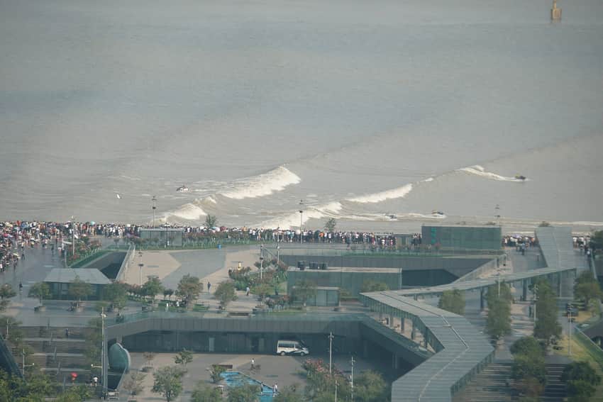 Multiple Qiantang tidal-bore wave fronts passing a crowded urban waterfront