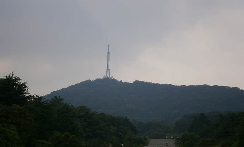 Hazy 2013 profile of Dashushan and its broadcast tower