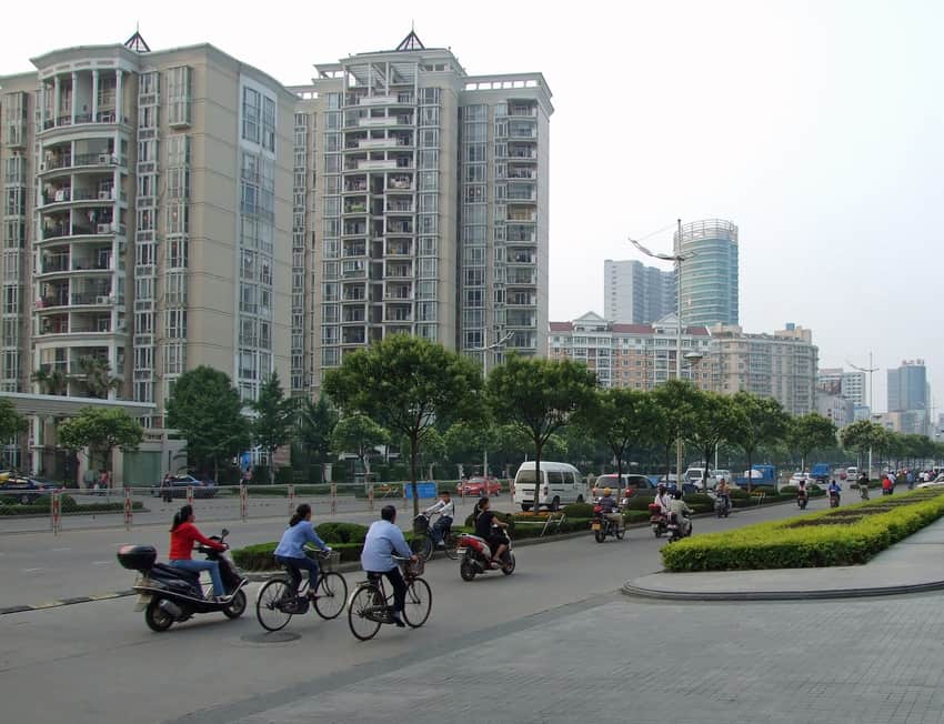 Street traffic, housing and shops on Shengli Road in 2008