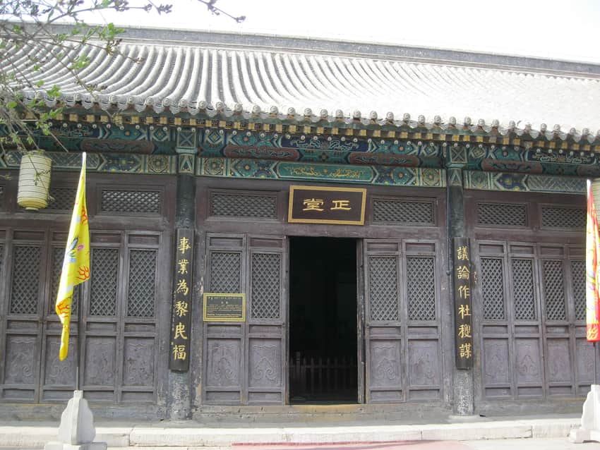 Painted eaves and main-hall facade at the former Suiyuan General's Office