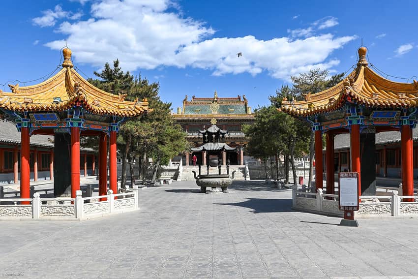 Incense vessel, yellow-roofed pavilions and main hall on the Xilitu Zhao courtyard axis