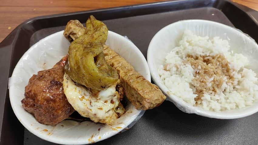 Bazirou, juanjian, egg, pepper and rice meal in Jinan