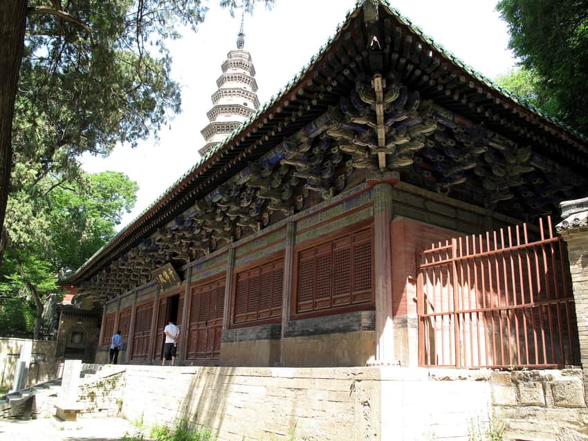Temple hall with pagoda behind at Lingyan Temple