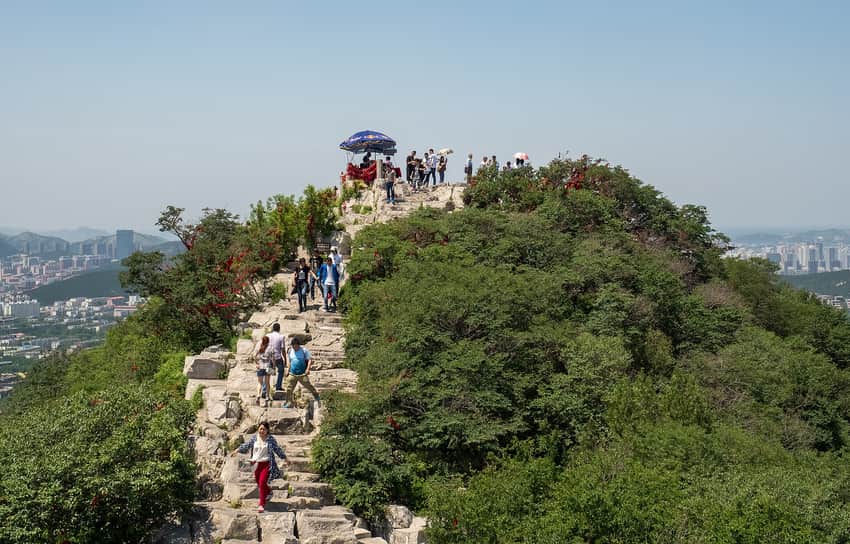 Visitors walking a ridge path on Thousand Buddha Mountain