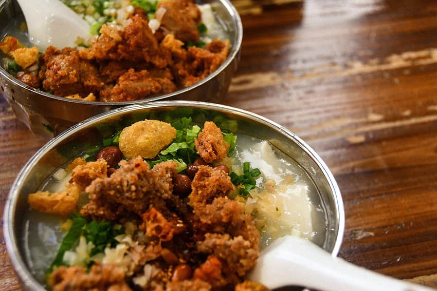 Bowls of Leshan tofu pudding with crisp toppings and peanuts