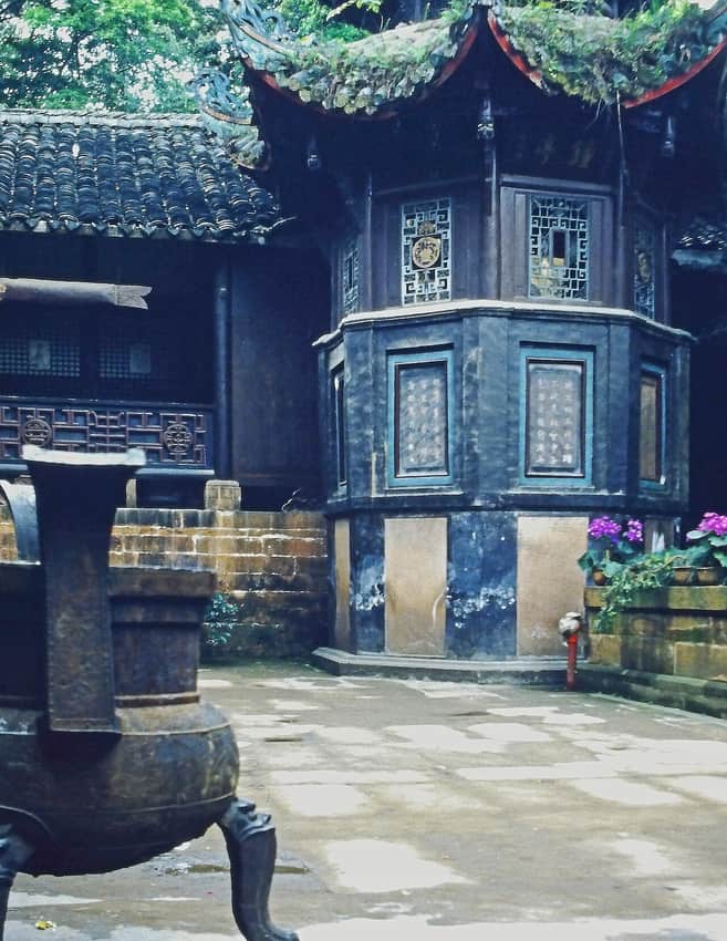 Courtyard and octagonal structure inside Wuyou Temple