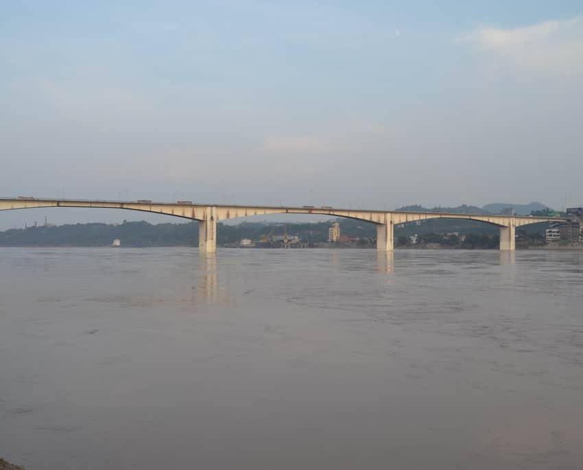 Luzhou Yangtze River Bridge crossing the river