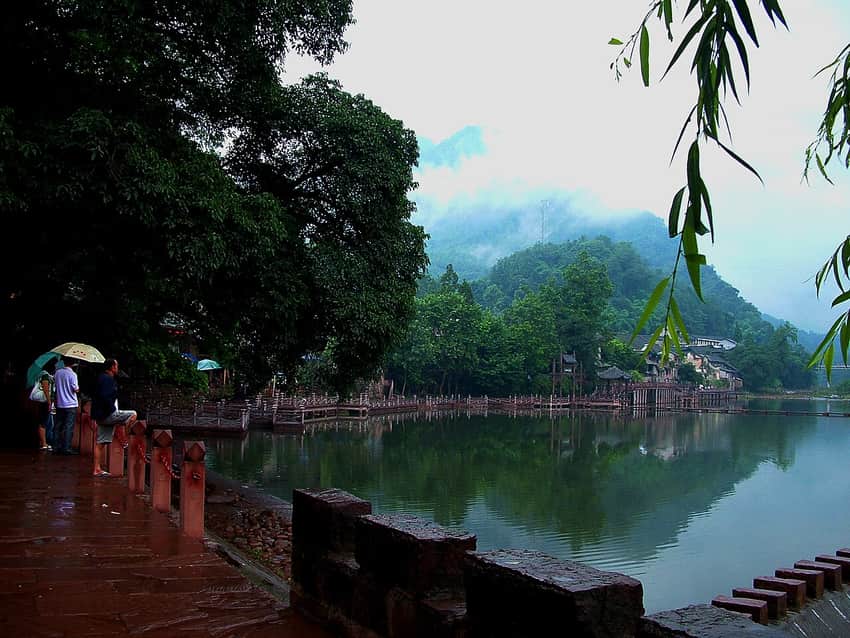 Riverside path and old banyan in Liujiang
