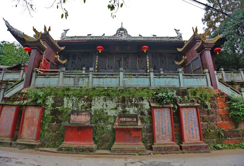 Temple building and cliff setting at Zhongyan