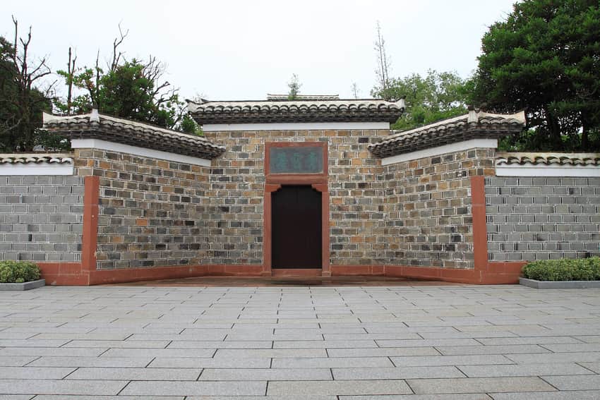 Entrance architecture at Bada Shanren Memorial Hall in Qingyunpu