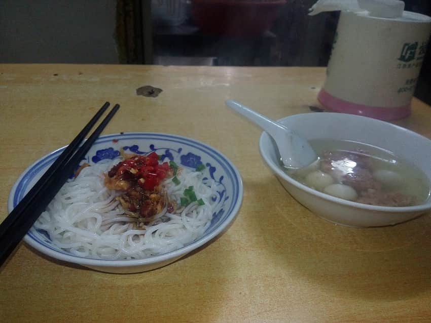 Nanchang breakfast of mixed rice noodles and clay-pot soup in 2015