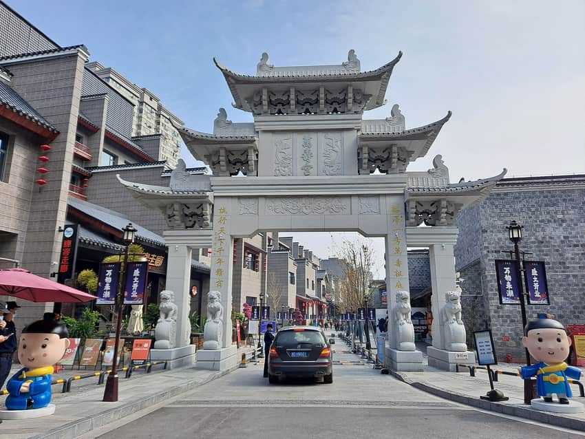 Gateway and streetscape in Nanchang's Wanshou Palace historic district
