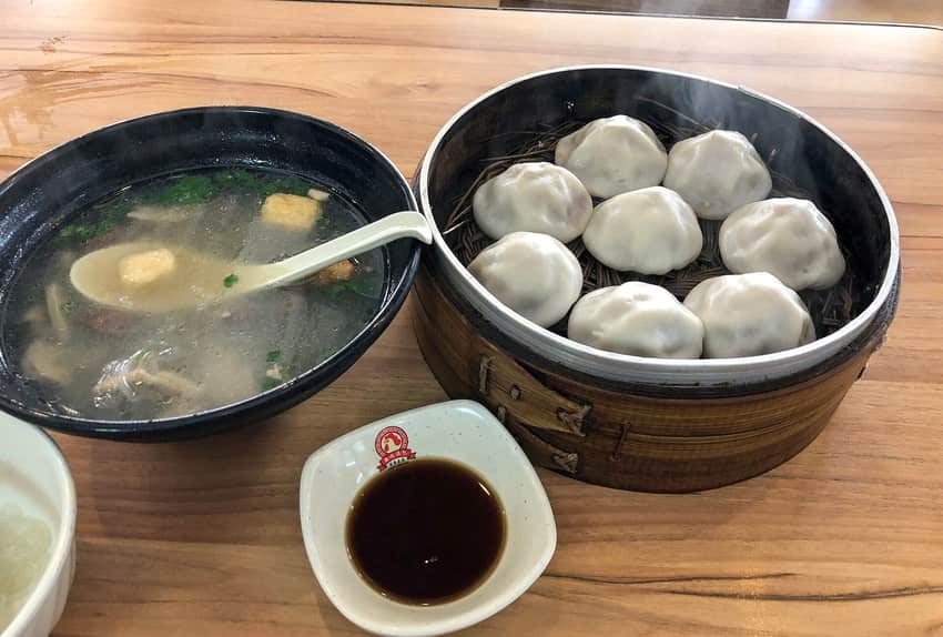 Bowl of Nanjing-style duck-blood and vermicelli soup