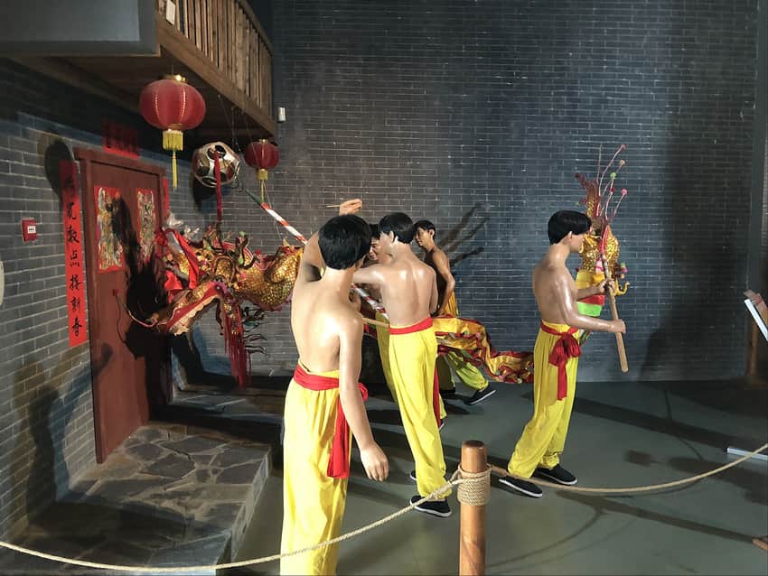 Museum diorama interpreting Binyang firecracker-dragon practice