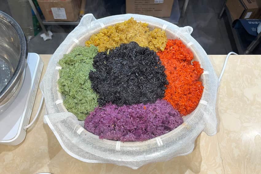 Five differently coloured portions of glutinous rice