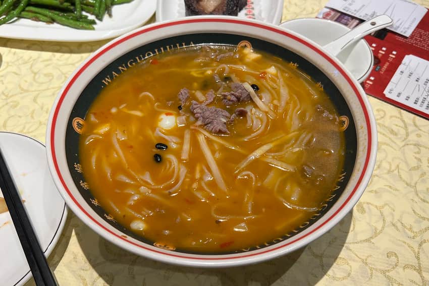 Beef-topped bowl of laoyou rice noodles served in Nanning
