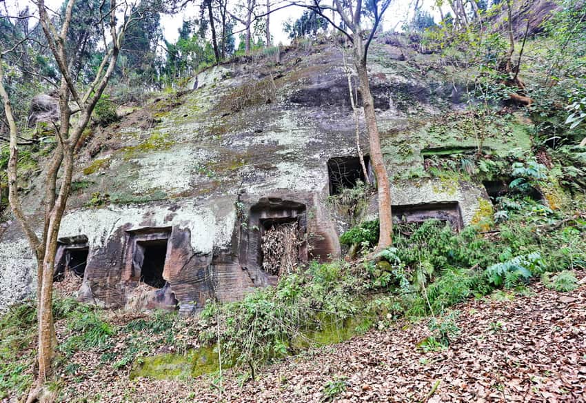 Shunhe cliff-tomb group in Dongxing District