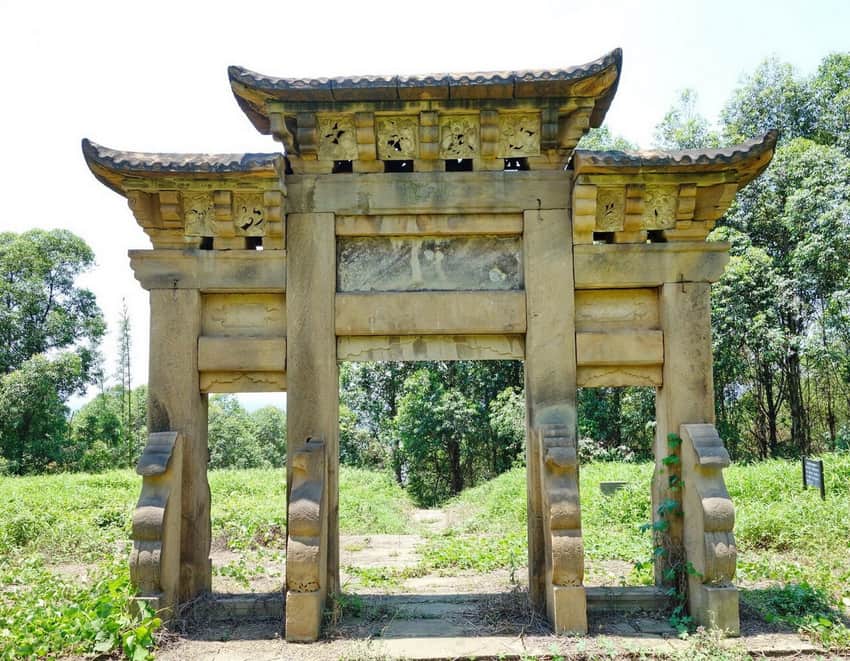 Bracket-style stone archway in Longchang