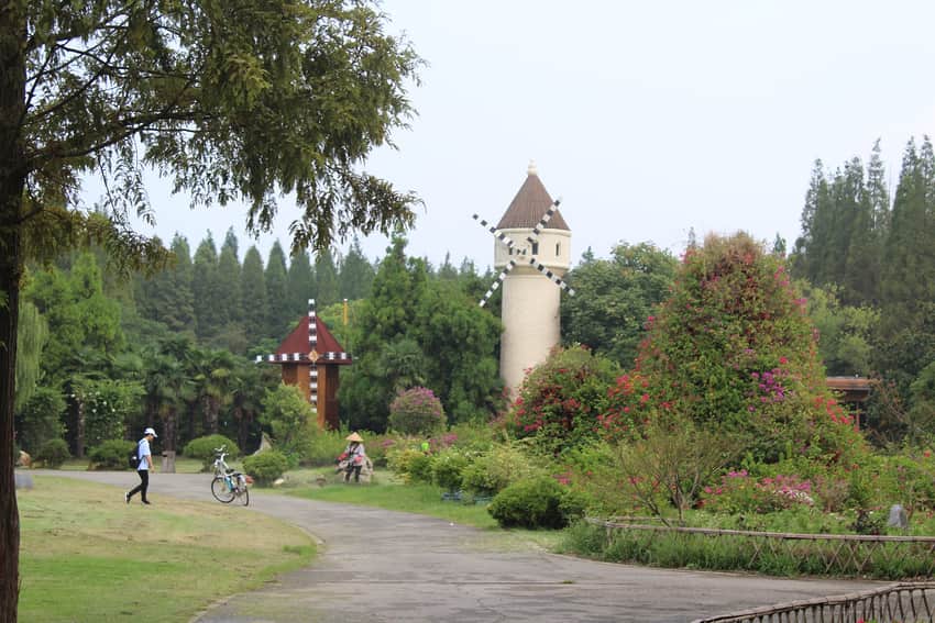Landscaped paths, trees and decorative towers in Dongping Forest Park