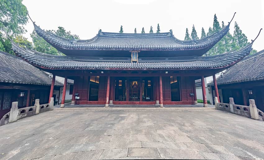 Symmetrical exterior view of Dacheng Hall at Jiading Confucian Temple