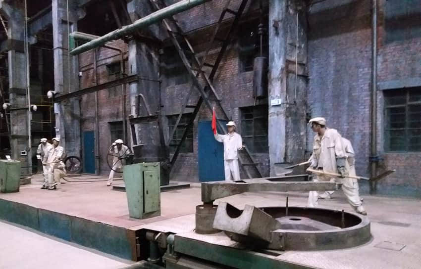 Mannequins and equipment staging casting work inside the industrial museum