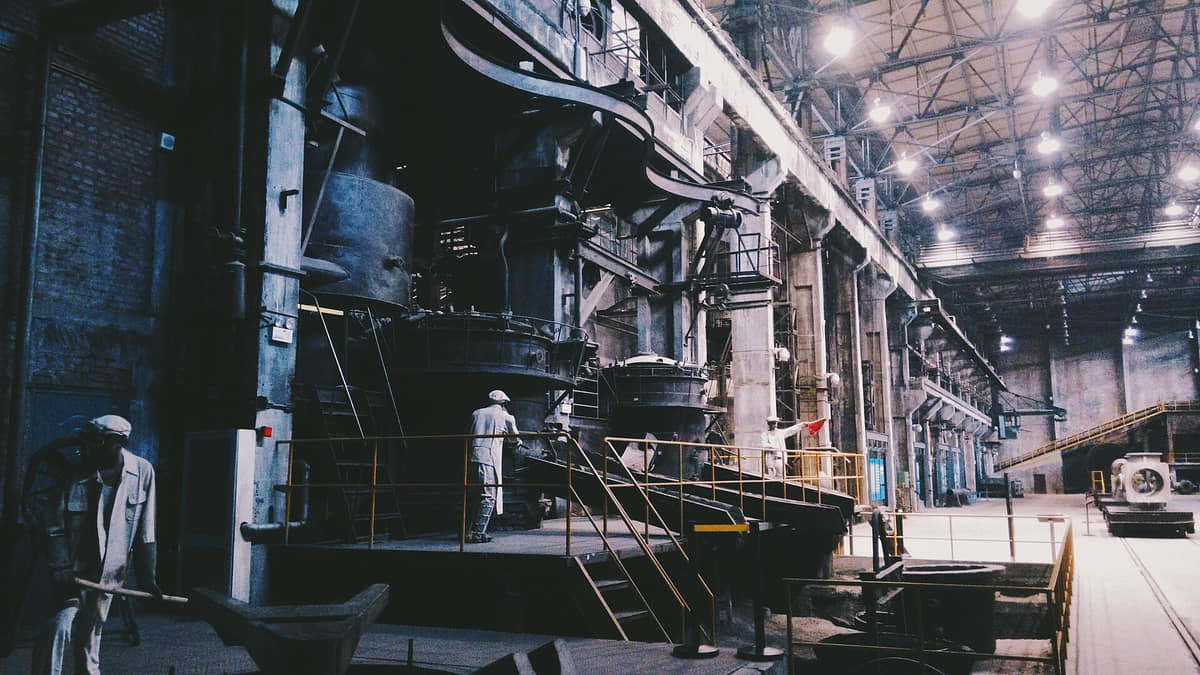 Documentary photograph for How can palace courts and factory floors explain the same city?