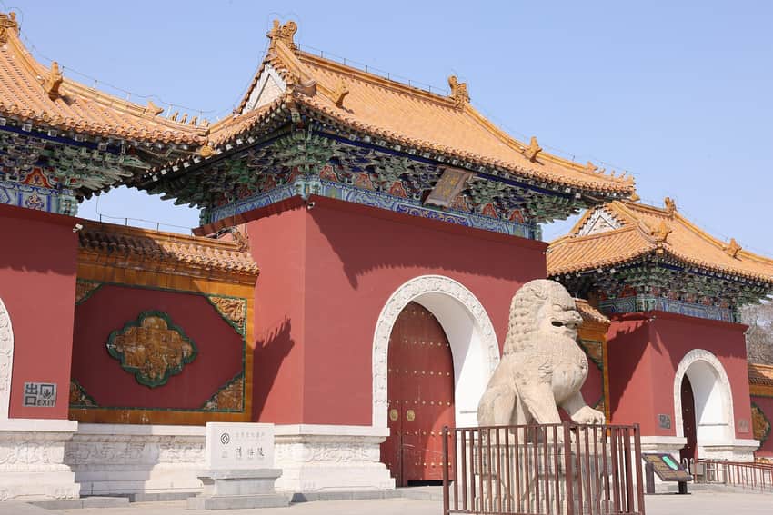 Layered roofs, red walls and stone lions at Zhaoling's main gate
