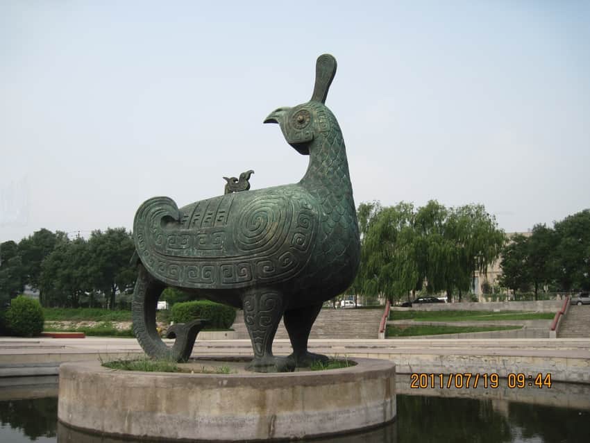 Enlarged outdoor replica of the Jin侯 bird-shaped zun with a 2011 timestamp